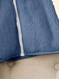 Gros plan détaillé sur la texture polaire bleue et la fermeture éclair blanche