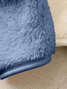 Détail du tissu en peluche bleu marine avec passepoil arrondi et texture épaisse en polaire