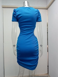 Vista posteriore dell'abito in maglia blu reale con ritagli in vita e maniche arricciate