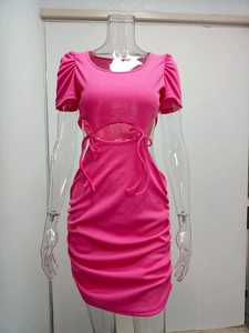 Dettaglio mini abito rosa shocking in maglia a coste con apertura in vita e laccetti