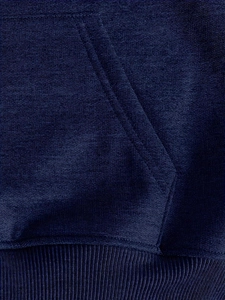 Detailansicht der Nähte an der Kängurutasche und Rippbündchen am dunkelblauen Hoodie
