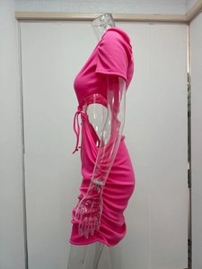 Dettaglio dell'abito fucsia in maglia a coste con ritaglio laterale e coulisse regolabile