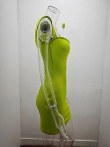 Dettaglio della trama in maglia a coste verde neon di un abito mini aderente e sexy