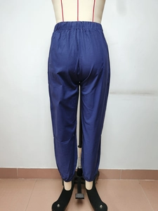 Vista posteriore dei pantaloni blu navy in cotone e lino con vita elastica e orlo