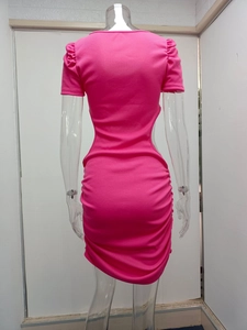 Vista posteriore dell'abito fucsia in maglia a costine con ritagli e dettagli arricciati