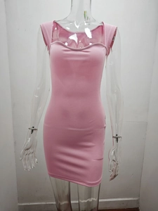 Dettaglio di un mini abito in maglia a coste rosa con maniche ad aletta e scollo quadrato