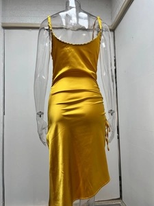 Détail de la robe en satin jaune avec cordon de serrage latéral et tissu soyeux