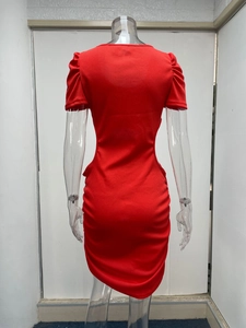 Dettaglio macro del tessuto rosso a coste e del design cut-out laterale sul vestito