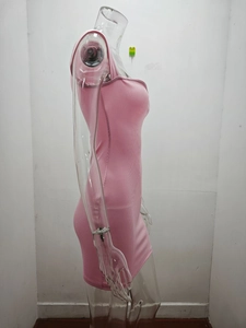 Dettaglio della trama in maglia a coste rosa e silhouette bodycon senza maniche