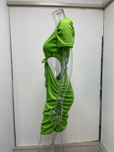 Dettaglio del tessuto a costine verde neon con ritaglio laterale e coulisse regolabile