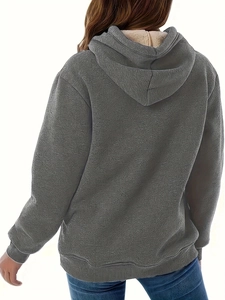 Detailansicht der Rückseite eines dunkelgrauen Kapuzenpullovers mit warmem Sherpa-Fleece-Futter