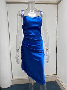 Détail de la robe en satin bleu roi avec plis froncés et finition soyeuse