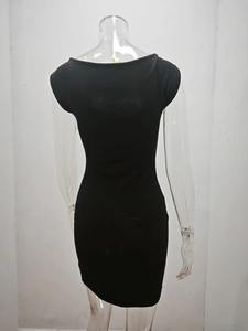 Dettaglio della trama in maglia a coste nere e del design slim fit sul retro dell'abito