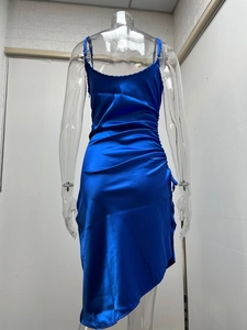 Détail de la vue arrière de la robe en satin bleu roi avec fronces latérales et texture soyeuse