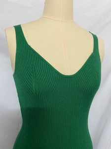Détail de la robe en tricot vert avec encolure carrée et matière à texture côtelée