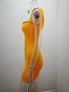 Dettaglio della trama a coste giallo senape e del design aderente del vestito corto