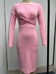 Dettaglio dell'abito longuette rosa a maniche lunghe con elegante nodo a incrocio