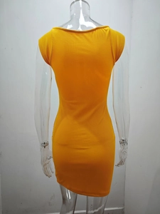 Dettaglio posteriore dell'abito mini bodycon giallo in maglia a coste su manichino