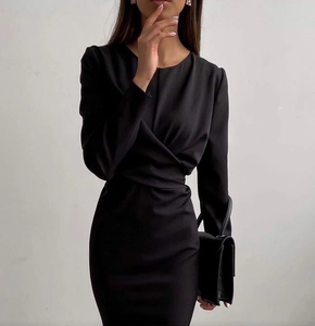 Abito longuette nero elegante a maniche lunghe con vita aderente plissettata e girocollo