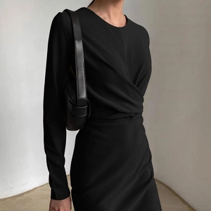 Abito midi nero a maniche lunghe con vita drappeggiata e design slim fit elegante