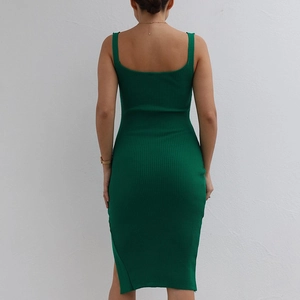 Vue arrière d'une robe en maille verte avec encolure carrée et coupe moulante ajustée