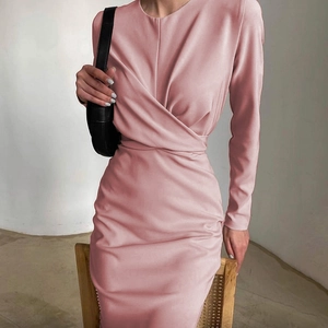 Dettaglio della vita a portafoglio con eleganti pieghe su un abito rosa cipria a maniche lunghe