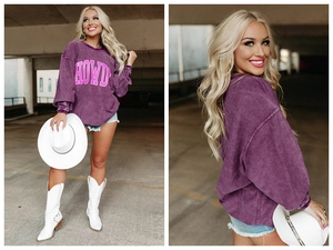 Détail du sweat violet avec imprimé Howdy montrant la texture velours et coupe large