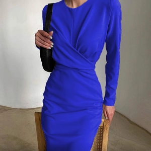 Dettaglio dell'abito blu reale a maniche lunghe con elegante vita a portafoglio e slim fit