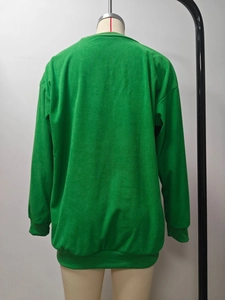 Détail du sweat-shirt en velours côtelé vert avec encolure côtelée et texture du tissu