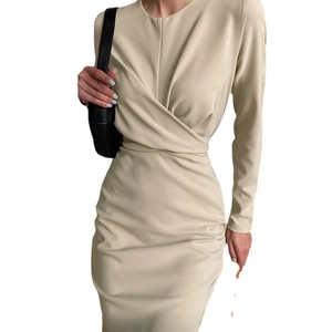 Abito beige elegante a maniche lunghe con pieghe in vita e silhouette midi slim