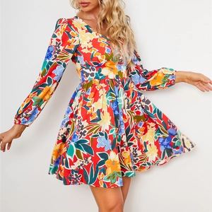 Robe ajustée à col en V et manches longues avec imprimé floral abstrait coloré de style vacances
