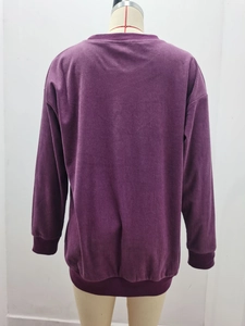 Vue détaillée du dos du sweat en velours côtelé violet foncé avec bord-côte