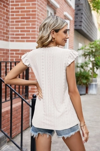 Détails de la blouse blanc cassé à broderie anglaise avec manches à volants et dentelle
