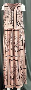 Détail d'une robe longue rose sans manches avec imprimés de lettres et fermeture éclair argentée