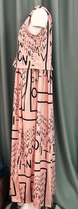 Détail de la robe longue rose sans manches avec imprimé lettres noires et taille haute