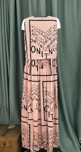Détail de la robe longue rose sans manches avec imprimé lettres noires et taille ajustée
