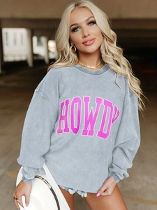 Détail du sweat-shirt en velours côtelé bleu clair avec imprimé lettres HOWDY rétro