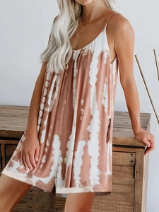 Dettaglio della tuta estiva tie-dye con scollo a V e spalline sottili regolabili