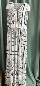Détail d'une robe blanche sans manches avec imprimé de lettres noires et fermeture éclair