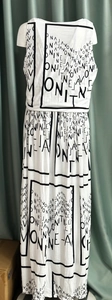 Détail de la robe longue blanche sans manches avec imprimé lettres noires et texture en coton