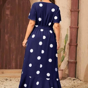 Abito lungo taglie forti blu navy a pois bianchi con maniche corte e cintura in vita
