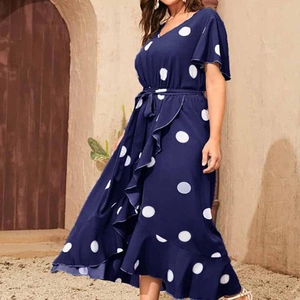 Dettaglio dell'abito blu a pois con scollo a V e maniche a farfalla con volant