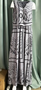 Détail de la robe longue grise sans manches avec imprimés géométriques et fermeture éclair