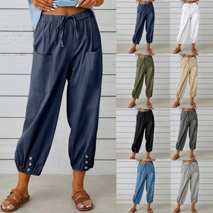 Dettaglio dei pantaloni in lino con vita elastica a coulisse e tasche laterali a vista