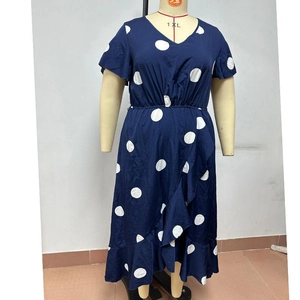 Dettaglio dell'abito taglie forti blu scuro a pois con scollo a V e maniche con volant