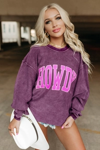 Détail du sweat en velours côtelé violet avec broderie HOWDY rose et texture douce