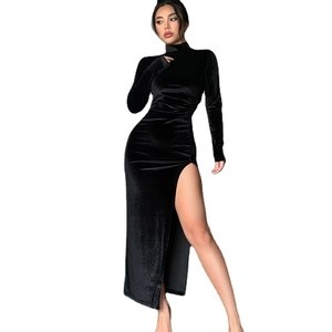 Elegantes schwarzes Samtkleid mit Stehkragen, langen Ärmeln und hohem Seitenschlitz