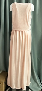 Détail de la taille élastique et de la texture plissée sur cette robe longue rose pâle