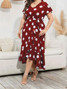 Dettaglio vestito rosso a pois con scollo a V, cintura in vita e orlo a balze