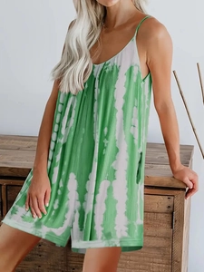 Dettaglio di una tuta estiva senza maniche con motivo tie-dye verde e bianco